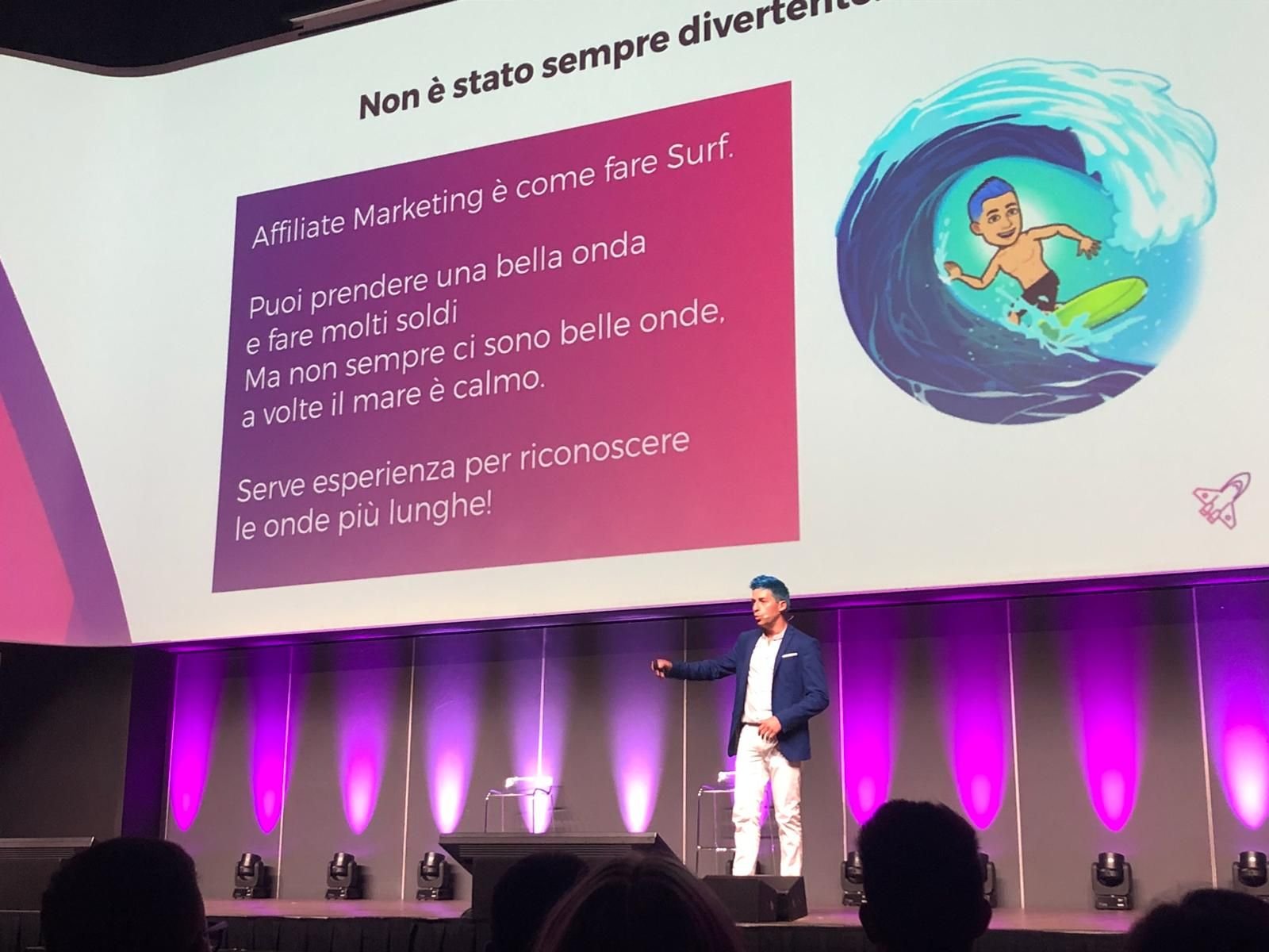 Adriano sul palco, durante un intervento sull’affiliate marketing